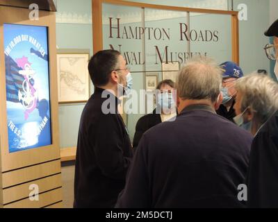 John Pentangelo, direttore del museo all'Hampton Roads Naval Museum, accoglie e orienta un gruppo di visitatori della Atlantic Shores Retirement Community a Virginia Beach, Virginia. Il gruppo ha visitato il museo venerdì 4 marzo 2022 e ha avuto l'opportunità di visitare il museo e la nave da guerra Wisconsin, situato accanto al museo nel centro di Norfolk, Virginia. Foto Stock