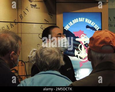 John Pentangelo, direttore del museo all'Hampton Roads Naval Museum, accoglie e orienta un gruppo di visitatori della Atlantic Shores Retirement Community a Virginia Beach, Virginia. Il gruppo ha visitato il museo venerdì 4 marzo 2022 e ha avuto l'opportunità di visitare il museo e la nave da guerra Wisconsin, situato accanto al museo nel centro di Norfolk, Virginia. Foto Stock