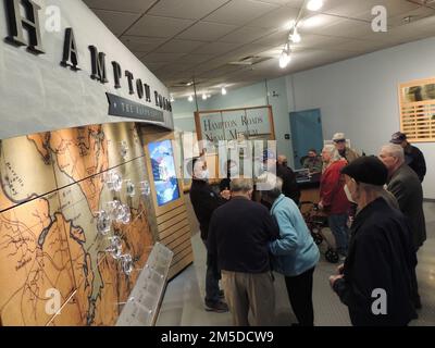 John Pentangelo, direttore del museo all'Hampton Roads Naval Museum, accoglie e orienta un gruppo di visitatori della Atlantic Shores Retirement Community a Virginia Beach, Virginia. Il gruppo ha visitato il museo venerdì 4 marzo 2022 e ha avuto l'opportunità di visitare il museo e la nave da guerra Wisconsin, situato accanto al museo nel centro di Norfolk, Virginia. Foto Stock