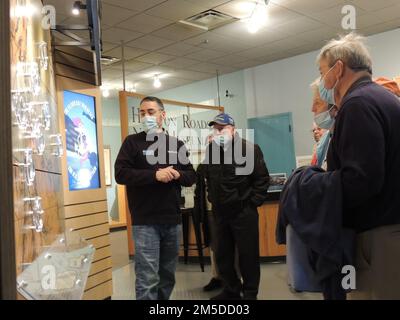 John Pentangelo, direttore del museo all'Hampton Roads Naval Museum, accoglie e orienta un gruppo di visitatori della Atlantic Shores Retirement Community a Virginia Beach, Virginia. Il gruppo ha visitato il museo venerdì 4 marzo 2022 e ha avuto l'opportunità di visitare il museo e la nave da guerra Wisconsin, situato accanto al museo nel centro di Norfolk, Virginia. Foto Stock