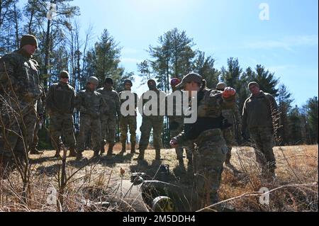 STATI UNITI Tecnologia Air Force. Maria Tolley, un istruttore improvvisato di dispositivi esplosivi di addestramento al combattimento 421st, insegna agli studenti come individuare possibili IED e come segnalarli partecipando a Field Craft ostile sulla base congiunta McGuire-Dix-Lakehurst, New Jersey, 04 marzo 2022. FCH è un corso pre-implementazione diretto dallo Squadrone di addestramento al combattimento 421st, che insegna le abilità di combattimento di base a oltre 5.000 Stati Uniti Air Force, personale congiunto e NATO ogni anno. Foto Stock