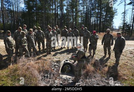 STATI UNITI Tecnologia Air Force. Maria Tolley, un istruttore improvvisato di dispositivi esplosivi di addestramento al combattimento 421st, insegna agli studenti come individuare possibili IED e come segnalarli partecipando a Field Craft ostile sulla base congiunta McGuire-Dix-Lakehurst, New Jersey, 04 marzo 2022. FCH è un corso pre-implementazione diretto dallo Squadrone di addestramento al combattimento 421st, che insegna le abilità di combattimento di base a oltre 5.000 Stati Uniti Air Force, personale congiunto e NATO ogni anno. Foto Stock