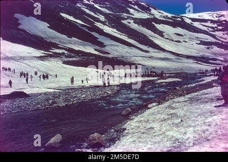 Manali è una località turistica ad alta quota dell'Himalaya, nello stato settentrionale dell'Himachal Pradesh. Ha una reputazione come centro di backpacking e destinazione di luna di miele. Situato sul fiume Beas, è un punto di accesso per sciare nella Valle di Solang e fare trekking nella Valle di Parvati. È anche un punto di partenza per il parapendio, il rafting e l'alpinismo sulle montagne del PIR Panjal, sede del Passo Rohtang alto 4.000m metri. Foto Stock