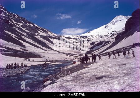 Manali è una località turistica ad alta quota dell'Himalaya, nello stato settentrionale dell'Himachal Pradesh. Ha una reputazione come centro di backpacking e destinazione di luna di miele. Situato sul fiume Beas, è un punto di accesso per sciare nella Valle di Solang e fare trekking nella Valle di Parvati. È anche un punto di partenza per il parapendio, il rafting e l'alpinismo sulle montagne del PIR Panjal, sede del Passo Rohtang alto 4.000m metri. Foto Stock