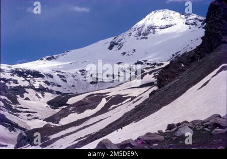 Manali è una località turistica ad alta quota dell'Himalaya, nello stato settentrionale dell'Himachal Pradesh. Ha una reputazione come centro di backpacking e destinazione di luna di miele. Situato sul fiume Beas, è un punto di accesso per sciare nella Valle di Solang e fare trekking nella Valle di Parvati. È anche un punto di partenza per il parapendio, il rafting e l'alpinismo sulle montagne del PIR Panjal, sede del Passo Rohtang alto 4.000m metri. Foto Stock