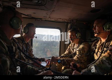 STATI UNITI Matthew McFarlane, il vice comandante generale degli Stati Uniti Army Pacific, partecipa a un tour aereo di dove Stati Uniti I soldati dell'esercito e il personale militare filippino dirigeranno Salaknib 22, insieme a vari membri del partito ufficiale, sulle Filippine, il 4 marzo 2022. Salaknib è un'annuale guida dell'esercito filippino degli Stati Uniti L'Esercito Pacifico sponsorizzato esercizio bilaterale progettato per migliorare la capacità e l'interoperabilità dell'Esercito USA e Filippine attraverso lo spettro delle operazioni militari, rafforzando al contempo i legami tra le due nazioni partner di lunga data. Foto Stock