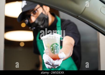 I lavoratori Starbucks danno ordini al drive-thru. Fragola di limonata. Foto Stock