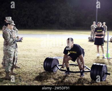 Eric K. Martins, un fante di fuoco indiretto assegnato alla Bravo Company, 1st Squadron, 299th reggimento di cavalleria, si prepara a svolgere l'evento di Maximum Deadlift (MDL) durante l'annuale Best Warrior Competition (BWC) Army Combat Fitness Test (ACFT) presso il Regional Training Institute (RTI), Waimanalo, Hawaii, 4 marzo 2022. L'MDL è un test di resistenza muscolare che rappresenta i movimenti necessari per sollevare carichi pesanti in modo sicuro ed efficace da terra, saltare, legare e tollerare l'atterraggio. Foto Stock