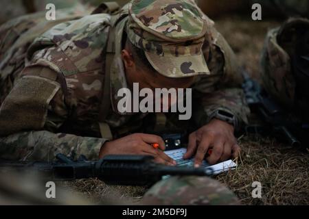 Steven Koonce, di Oklahoma City e membro della 1245th Transportation Company, 345th Support Battalion, 90th Troop Command, traccia punti su una mappa durante la sfida notturna di navigazione terrestre del concorso migliore guerriero al Camp Gruber Training Center, Oklahoma, 4 marzo 2022. Il concorso è un evento annuale di tre giorni che riunisce soldati di alto livello per testare la loro competenza in una varietà di compiti e esercitazioni guerrieri. I concorrenti resistono a prove di navigazione terrestre, abilità di marcature e armi, un corso di assalto, un saggio scritto e un Foto Stock