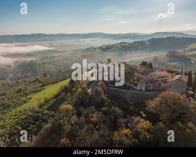 Italia, dicembre 2022: Veduta aerea del bellissimo borgo medievale di Montegridolfo in provincia di Rimini, al confine con l'Emilia Romagna Foto Stock