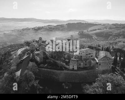 Italia, dicembre 2022: Veduta aerea del bellissimo borgo medievale di Montegridolfo in provincia di Rimini, al confine con l'Emilia Romagna Foto Stock