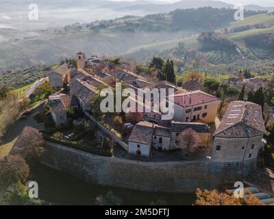 Italia, dicembre 2022: Veduta aerea del bellissimo borgo medievale di Montegridolfo in provincia di Rimini, al confine con l'Emilia Romagna Foto Stock