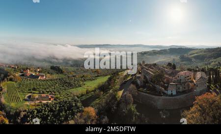 Italia, dicembre 2022: Veduta aerea del bellissimo borgo medievale di Montegridolfo in provincia di Rimini, al confine con l'Emilia Romagna Foto Stock