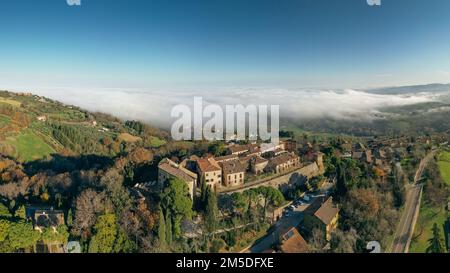 Italia, dicembre 2022: Veduta aerea del bellissimo borgo medievale di Montegridolfo in provincia di Rimini, al confine con l'Emilia Romagna Foto Stock