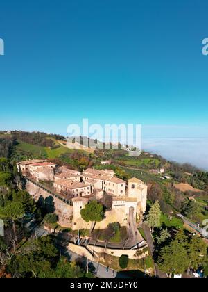 Italia, dicembre 2022: Veduta aerea del bellissimo borgo medievale di Montegridolfo in provincia di Rimini, al confine con l'Emilia Romagna Foto Stock