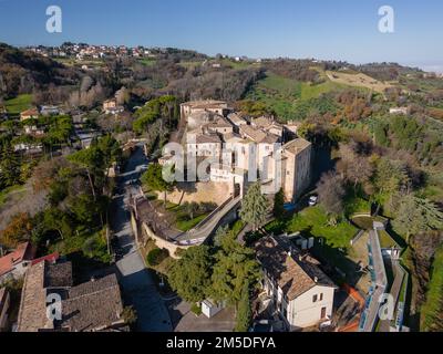 Italia, dicembre 2022: Veduta aerea del bellissimo borgo medievale di Montegridolfo in provincia di Rimini, al confine con l'Emilia Romagna Foto Stock