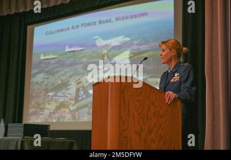 Kristen Thompson, comandante della 55th Wing, parla alla cerimonia di laurea della classe 22-06 specializzata Undergraduate Pilot Training il 4 marzo 2022 presso la base aeronautica militare Columbus, Miss. La 55th Wing, situata principalmente presso Offutt AFB, Nebraska, fornisce informazioni, sorveglianza e ricognizione dominanti, guerra elettronica, e il comando, il controllo e le comunicazioni nucleari alla leadership nazionale e ai combattenti della guerra. Foto Stock