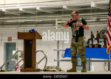 STATI UNITI Air Force Brig. Il generale Darren R. Cole, direttore del comando per la mobilità aerea della logistica, dell'ingegneria e della protezione della forza, Scott Air Force base (AFB), Illinois, ha tenuto un discorso durante il 2022 6th/927th Maintenance Group “Knucklebuster” presso MacDill AFB, Florida, 4 marzo 2022. Cole, che è stato invitato a parlare durante la cerimonia, è responsabile di politica, orientamento, formazione e risorse a supporto di oltre 49.000 addetti alla logistica della forza totale, all'ingegneria civile e alla protezione della forza, oltre a 1.074 aeromobili in 10 grandi installazioni negli Stati Uniti e in circa 100 sedi in tutto il mondo. Foto Stock