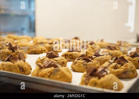 Vassoio da forno con gustosi biscotti sfornati in un negozio di panetteria. Foto Stock