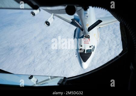 Una e-3 Sentry della 961st Airborne Air Control Squadron, Kadena Air base, Giappone, riceve carburante da un KC-135 Stratotanker assegnato alla 117th Air Refuelling Squadron, Forbes Field Air National Guard base, Kansas, sulla regione di Indo-Pacifico, 4 marzo 2022. Dotato del sistema di allarme e controllo aereo, il 961st AACS è uno squadrone e-3 pronto per il combattimento che fornisce informazioni di comando e controllo aereo, sorveglianza a lungo raggio, rilevamento e identificazione per i comandanti a supporto di un indomorifico libero e aperto. Foto Stock