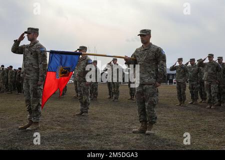 CAMPO BONDSTEEL, KOSOVO – STATI UNITI I soldati dell'esercito della squadra di combattimento della Brigata di Fanteria 86th, Guardia Nazionale del Vermont, salutano durante la cerimonia del comando regionale della forza del Kosovo - trasferimento dell'autorità verso est a Camp Bondsteel, Kosovo, 4 marzo 2022. L'IBCT del 86th ha ceduto la responsabilità della KFOR RC-East all'IBCT del 116th, Guardia Nazionale della Virginia, durante la cerimonia di trasferimento dell'autorità. Foto Stock