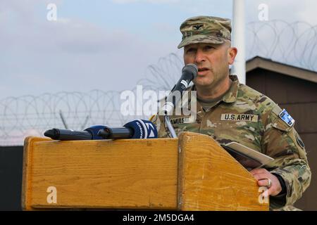 Campo BONDSTEEL, Kosovo – il Colonnello Christopher Samulski, comandante, 116th squadra di combattimento della Brigata di Fanteria, la Guardia Nazionale della Virginia, e il Comandante Regionale della forza del Kosovo - Comandante Est, si rivolge al pubblico durante la cerimonia di trasferimento dell'autorità della KFOR RC-East a Camp Bondtseel, Kosovo, 4 marzo 2022. L'IBCT 86th, Guardia Nazionale del Vermont, ha ceduto la responsabilità della KFOR RC-East all'IBCT 116th durante la cerimonia del trasferimento dell'autorità. Foto Stock