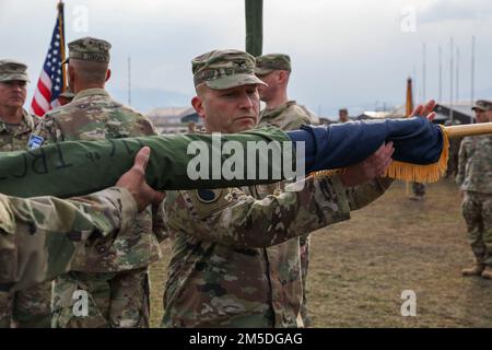 Campo BONDSTEEL, Kosovo – il Colonnello Christopher Samulski, comandante, 116th squadra di combattimento della Brigata di Fanteria, Guardia Nazionale del Vermont, e il comando regionale della forza del Kosovo entrante - comandante Est, non contende la bandiera 116th IBCT, o colori, durante la cerimonia di trasferimento dell'autorità KFOR RC-East a Camp Bondsteel, Kosovo, 4 marzo 2022. Durante la cerimonia di trasferimento dell'autorità, l'IBCT 116th ha assunto la responsabilità della KFOR RC-East dalla IBCT 86th, Guardia Nazionale del Vermont. Foto Stock