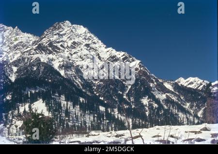 Manali è una località turistica ad alta quota dell'Himalaya, nello stato settentrionale dell'Himachal Pradesh. Ha una reputazione come centro di backpacking e destinazione di luna di miele. Situato sul fiume Beas, è un punto di accesso per sciare nella Valle di Solang e fare trekking nella Valle di Parvati. È anche un punto di partenza per il parapendio, il rafting e l'alpinismo sulle montagne del PIR Panjal, sede del Passo Rohtang alto 4.000m metri. Foto Stock