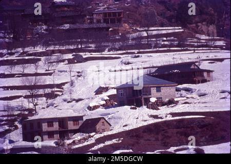 Manali è una località turistica ad alta quota dell'Himalaya, nello stato settentrionale dell'Himachal Pradesh. Ha una reputazione come centro di backpacking e destinazione di luna di miele. Situato sul fiume Beas, è un punto di accesso per sciare nella Valle di Solang e fare trekking nella Valle di Parvati. È anche un punto di partenza per il parapendio, il rafting e l'alpinismo sulle montagne del PIR Panjal, sede del Passo Rohtang alto 4.000m metri. Foto Stock