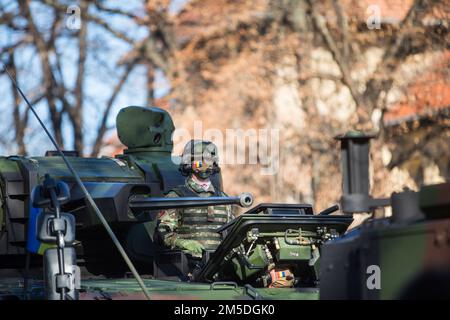 Bucarest, Romania - 1 dicembre 2021: Il soldato dell'esercito rumeno siede su un carro armato durante la parata nazionale rumena a Bucarest. Foto Stock