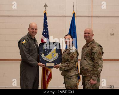 Lo staff Sgt. Hailey Gibbs, vincitore del premio annuale 49th Medical Group, accetta il premio 49th Wing Noncommissioned Officer of the Year durante la cerimonia annuale di premiazione 49th Wing, 4 marzo 2022, sulla base dell'aeronautica militare di Holloman, New Mexico. I vincitori del premio annuale sono stati selezionati in base alla loro competenza tecnica, alla dimostrazione di leadership e alle prestazioni lavorative. Foto Stock