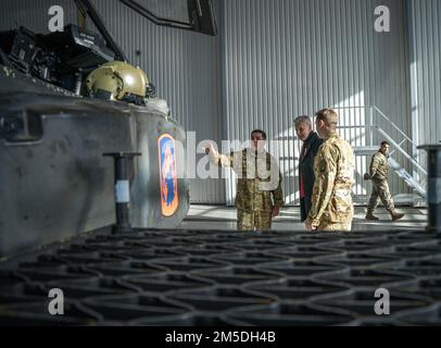 Artis Pabriks, ministro della Difesa della Lettonia, vede gli Stati Uniti Esercito AH-64D Apache Longbow elicottero con l'aiuto di due soldati assegnati a 1-3rd attacco battaglione, 12th combattimento Aviazione Brigata alla base aerea di Lielvārde 4 marzo 2022. Rafforzare la nostra interoperabilità con i nostri alleati e partner della NATO rafforza le relazioni regionali che abbiamo sviluppato. Il CAB 12 è l'unica brigata aerea duratura presente in tutta Europa che ci consente di scoraggiare e difendere dalle minacce provenienti da qualsiasi direzione. Foto Stock