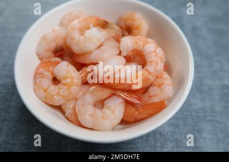 gamberetti cotti in una ciotola sul tavolo Foto Stock