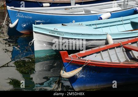 Colorate barche a remi legate a Limone, Lago di Garda Foto Stock