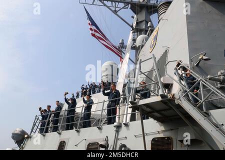 OCEANO INDIANO (3 marzo 2022) i marinai si lanciano al cacciatorpediniere Rajput INS Ranvir (D54) dal foc'sle del cacciatorpediniere missilistico guidato di classe Burke Arleigh USS Fitzgerald (DDG 62) al termine dell’esercizio Milano 2022 Esercizio Milano 2022 è un esercizio multilaterale ospitato dalla Marina indiana biennale a cui gli Stati Uniti partecipano per la prima volta. L’esercizio di quest’anno è incentrato sul miglioramento dell’interazione professionale tra le marine professionali e sull’acquisizione di esperienza nelle operazioni multilaterali di grande forza in mare. Foto Stock