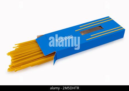 Bucatini in scatola di cartone blu, grandi spaghetti forati fuoriescono dalla scatola isolati su un percorso bianco, tagliante Foto Stock