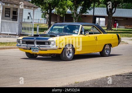 Des Moines, IA - 03 luglio 2022: Vista grandangolare frontale di un Dodge Dart Swinger 1970 340 2 Door Hardtop ad una fiera di automobili locale. Foto Stock