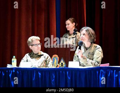 Il Gen. Kate Leahy, Vice Capo dello Stato maggiore G-2, a destra, risponde a una domanda dei cadetti del corpo di formazione degli ufficiali di riserva durante una discussione aperta durante il Simposio di sviluppo professionale dei leader del 2022 tenutosi a Fort Jackson, S.C., 4 marzo 2022. Brig. Christine Beeler, comandante generale del comando di contrattazione dell'esercito, ha lasciato, ascolta prima di darle il seguito alla domanda posta. Foto Stock