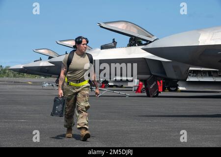 A 154th Aircraft Maintenance Squadron F-22 Raptor capo equipaggio passi lontano da aereo durante esercizio ho`oikaika 4 marzo 2022, presso Hilo International Airport, Hawaii. I partecipanti all'esercizio sono stati invitati a svolgere la loro missione mentre erano esposti a scenari fittizio, come apparecchiature rotte, violazioni della sicurezza e esaurimento delle risorse. Inoltre, le squadre generali di ispezione e ispettore delle ali hanno osservato e valutato le prestazioni degli Airmen in condizioni avverse e alternative, contribuendo a un report su come i membri possono migliorare le loro Best practice. Foto Stock