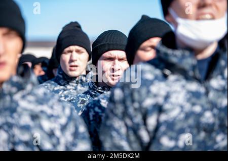 I reclutatori della società Yankee-201 incontrano i loro comandanti e iniziano la formazione per reclutare durante una cerimonia negli Stati Uniti Coast Guard Training Center Cape Maggio, 4 Marzo 2022. Yankee-201 è guidato da una squadra di comandante di un'azienda composta da Petty Officer 1st Class Elena Cappelmann, Chief Petty Officer Tiffany Moore, Petty Officer 2nd Class Kerrigan King e Petty Officer 2nd Class Caleigh Vazquez. Foto Stock