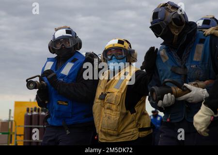 I marinai assegnati al reparto aereo della USS Gerald R. Ford (CVN 78) rispondono a un incendio simulato sul ponte di volo, il 4 marzo 2022. Ford è in porto presso la Naval Station Norfolk e sta eseguendo una fase base personalizzata prima del primo impiego operativo della nave. Foto Stock