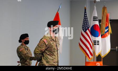 La Headquarters and Headquarters Company, 1st Theater Signal Brigade ha tenuto una cerimonia di cambiamento di comando il 4 marzo 2022, a Camp Humphreys, Corea del Sud. Matthew P. Grout passò la responsabilità di guidare l'HHC al Capt. Ryan S. Robinson. Foto Stock