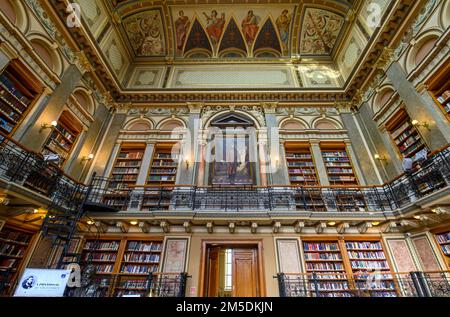 Interno della Biblioteca Universitaria centrale ELTE a Budapest, Ungheria. L'Università di Eotvos Lorand (ELTE) è la più grande e più antica università dell'Ungheria. Foto Stock