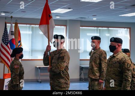 La Headquarters and Headquarters Company, 1st Theater Signal Brigade ha tenuto una cerimonia di cambiamento di comando il 4 marzo 2022, a Camp Humphreys, Corea del Sud. Matthew P. Grout passò la responsabilità di guidare l'HHC al Capt. Ryan S. Robinson. Foto Stock