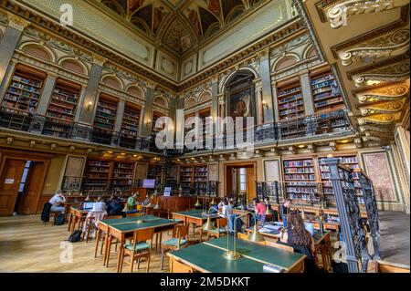 Interno della Biblioteca Universitaria centrale ELTE a Budapest, Ungheria. L'Università di Eotvos Lorand (ELTE) è la più grande e più antica università dell'Ungheria. Foto Stock