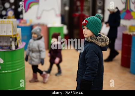 I bambini piccoli felici in un deposito delle caramelle scelgono i dolci, le caramelle della marmellata. Foto Stock