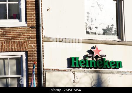 Utrecht, Paesi Bassi - 12 novembre 2022: Il logo Heineken verde e rosso sulla facciata di un pub Foto Stock