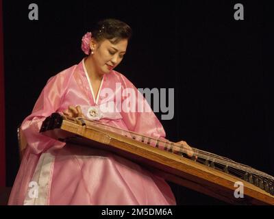 Ballerini e musicisti nordcoreani che si esibiscono a Pyongyang, Corea del Nord Foto Stock