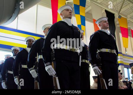 220304-N-ZZ000-1001 (4 marzo 2022) i marinai stanno in formazione durante un U. Cerimonia di laurea della Guardia Ceremoniale Navy dopo aver completato il loro addestramento iniziale per diventare membri della guardia a bordo della base comune Anacostia-Bolling marzo 4. Questi marinai sono stati selezionati a mano dal comando di addestramento del reclutamento durante il loro addestramento di base, basato su un processo di intervista e sui requisiti fisici, per rappresentare il servizio navale nelle cerimonie presidenziali, militari, della marina e pubbliche dentro e intorno a Washington D.C. Foto Stock