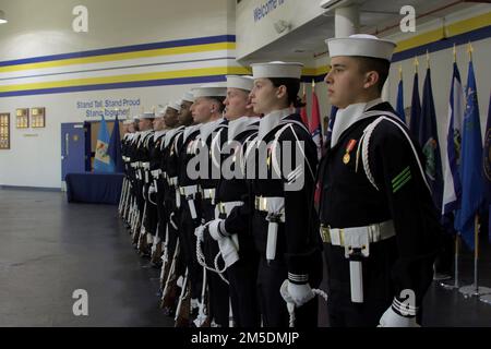 220304-N-ZZ000-1004 (4 marzo 2022) i marinai stanno in formazione dopo aver ricevuto la loro aiguillette durante un U. Cerimonia di laurea della Guardia Ceremoniale Navy a bordo della base comune Anacostia-Bolling Marzo 4. Questi marinai sono stati selezionati a mano dal comando di addestramento del reclutamento durante il loro addestramento di base, basato su un processo di intervista e sui requisiti fisici, per rappresentare il servizio navale nelle cerimonie presidenziali, militari, della marina e pubbliche dentro e intorno a Washington D.C. Foto Stock